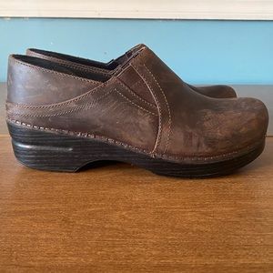 Size 9 (40) Dansko clogs in brown